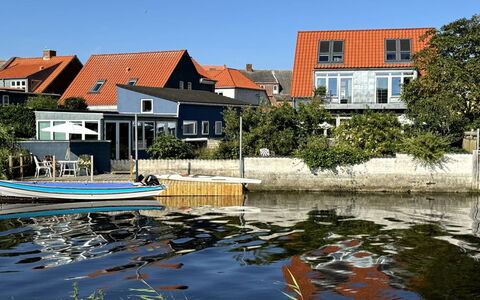 Frænde - 500M from the Sea: Bâtiment, Bateau, Maison, Voie Navigable, Domicile, Zone Résidentielle, Architecture, Navire, Toit, Canal