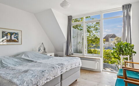 Frænde - 500M from the Sea: Design Intérieur, Bois, Chambre, Sol, Sol, Plafond, Meubles, Lit, Drap De Lit, Literie