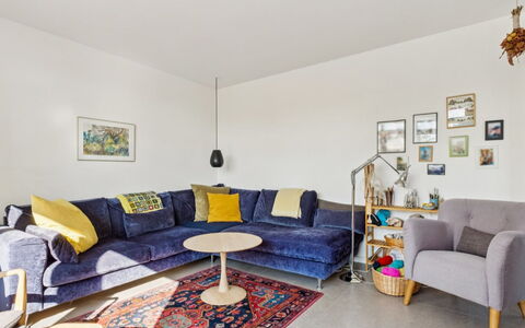Frænde - 500M from the Sea: Meubles, Canapé, Design Intérieur, Mur, Sol, Sol, Salon, Pièce, Domicile, Appartement
