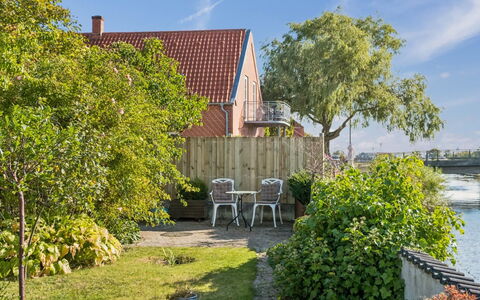 Frænde - 500M from the Sea: Vert, Arbuste, Jardin, Aménagement Paysager, Ombre, Cour, Arrière-Cour, Eco Hôtel, Ferme
