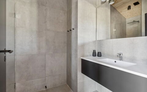 Ania - 500M from the Sea: Sol, Mur, Sol, Luminaire Plomberie, Salle De Bains, Design Intérieur, Robinet, Plafond, Plomberie, Tuile