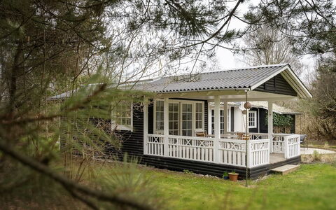 Volmer - 500M from the Sea: Meubles, Chambre, Lit, Sol, Literie, Appartement, Design Intérieur, Sol, Drap De Lit, Cadre De Lit
