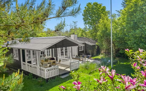 Volmer - 500M from the Sea: Domicile, Maison, Chalet, Arbuste, Toit, Jardin, Porche, Porte, Couverture De Sol