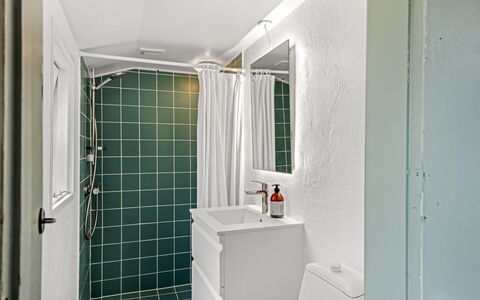Volmer - 500M from the Sea: Mur, Luminaire Plomberie, Sol, Salle De Bains, Design Intérieur, Sol, Plafond, Plomberie, Évier, Robinet