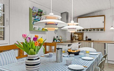Volmer - 500M from the Sea: Bois, Design Intérieur, Meubles, Plafond, Luminaire, Éclairage, Chaise, Table Cuisine Et Salle A Manger, Restaurant, Salle À Manger