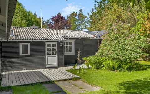 Volmer - 500M from the Sea: Maison, Domicile, Toit, Arbuste, Zone Résidentielle, Chalet, Siding, Porte, Jardin