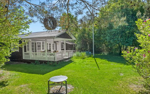 Volmer - 500M from the Sea: Herbe, Maison, Domicile, Chalet, Arbuste, Lot Terre, Toit, Jardin, Pelouse