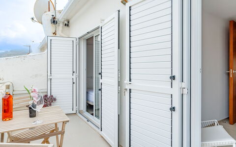 Sea Breeze House: Meubles, Chambre, Lit, Sol, Literie, Appartement, Design Intérieur, Sol, Drap De Lit, Cadre De Lit