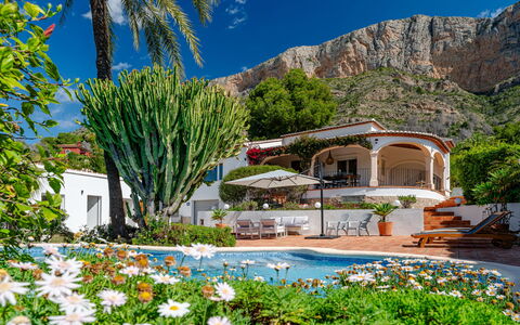 Villa Terra Montgo: Meubles, Chambre, Lit, Sol, Literie, Appartement, Design Intérieur, Sol, Drap De Lit, Cadre De Lit