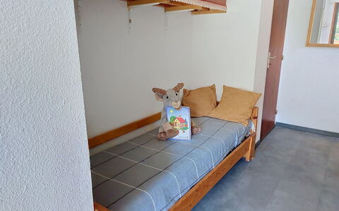 Turquoise: Meubles, Chambre, Lit, Sol, Literie, Appartement, Design Intérieur, Sol, Drap De Lit, Cadre De Lit