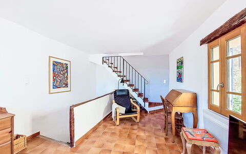 La Vue: Meubles, Chambre, Lit, Sol, Literie, Appartement, Design Intérieur, Sol, Drap De Lit, Cadre De Lit