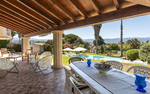 Bleu Isolella: Recours, Piscine, Meubles, Domicile, Eco Hôtel, Ombre, Chaise, Biens, Jardin, Villa