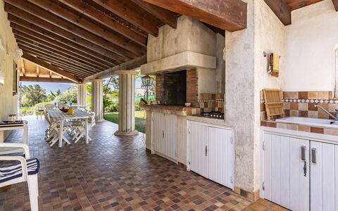 Bleu Isolella: Bois, Sol, Meubles, Sol, Design Intérieur, Cuisine, Chaise, Tuile, Comptoir, Plafond