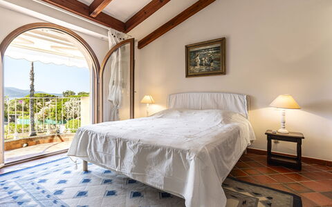 Bleu Isolella: Meubles, Design Intérieur, Lit, Sol, Sol, Chambre, Bois, Pièce, Plafond, Drap De Lit