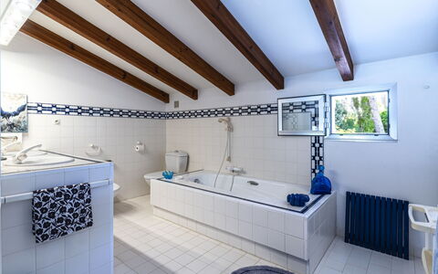 Bleu Isolella: Luminaire Plomberie, Sol, Design Intérieur, Baignoire, Sol, Plafond, Robinet, Plomberie, Salle De Bains, Tuile