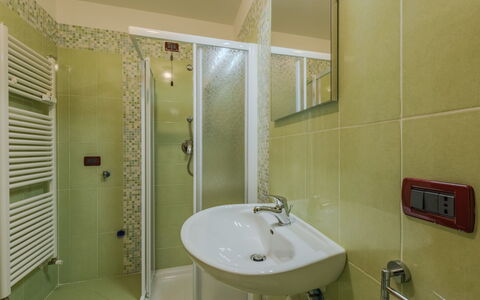 Ciasina Alpina: Design Intérieur, Mur, Lavabo, Luminaire Plomberie, Sol, Sol, Salle De Bains, Évier, Pièce, Robinet
