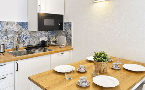 Porto Luna 1: Comptoir, Sol, Cuisine, Meubles, Design Intérieur, Cabinetry, Sol, Domicile, Luminaire Plomberie, Éclairage