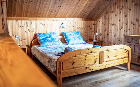 Chata Ujo: Lit, Chambre, Bois, Meubles, Drap De Lit, Design Intérieur, Sol, Sol, Literie, Pièce