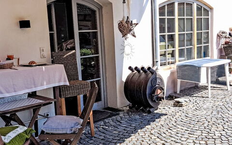 Alte Scheune: Meubles, Mobilier De Jardin, Chaise, Porte, Le Fer, Pot De Fleur, Tableau De Plein Air, Plante D'Appartement, Osier, Table Basse