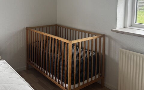 Hemming - 400M from the Sea: Bois, Sol, Sol, Lit Bebe, Tache De Bois, Dur, Linge, Parquet