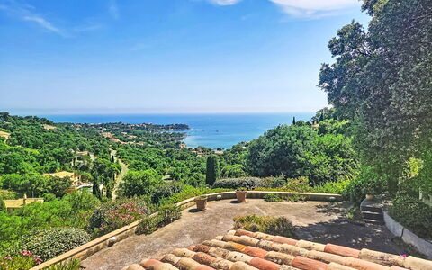 La Farlade: Bleu, Végétation, Horizon, Paysage, Mer, Côte, Cotiers Et Relief Océaniques, Océan, Station De Montagne, Tropiques
