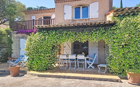 La Farlade: Arbuste, Jardin, Ombre, Hacienda, Haie, Aménagement Paysager, Cour, Villa, Arrière-Cour, Mobilier De Jardin