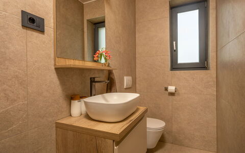 Vrh: Luminaire Plomberie, Mur, Lavabo, Salle De Bains, Évier, Sol, Design Intérieur, Sol, Robinet, Armoire De Toilette