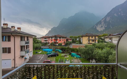 Nala: Chaîne De Montagnes, Balcon, Alpes, Village De Montagne