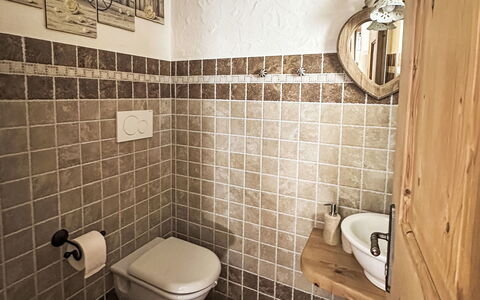 Chalet Ralon: Siège De Toilette, Mur, Luminaire Plomberie, Sol, Salle De Bains, Toilette, Sol, Design Intérieur, Plomberie, Robinet
