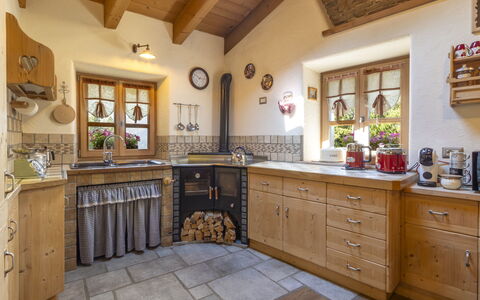 Chalet Ralon: Cuisine, Meubles, Design Intérieur, Bois, Sol, Cabinetry, Comptoir, Appareil De Cuisine, Sol, Domicile