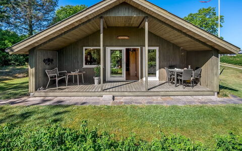 Godwin - 800M from the Sea: Chalet, Domicile, Maison, Toit, Dur, Biens, Porte, Siding, Batiments Jardin, Planche