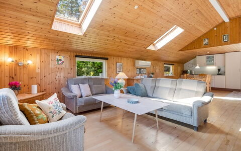Godwin - 800M from the Sea: Bois, Design Intérieur, Plafond, Domicile, Chalet, Meubles, Pièce, Salon, Dur, Luminaire