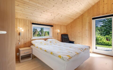 Godwin - 800M from the Sea: Bois, Plafond, Design Intérieur, Domicile, Chambre, Dur, Chalet, Pièce, Lit, Tache De Bois