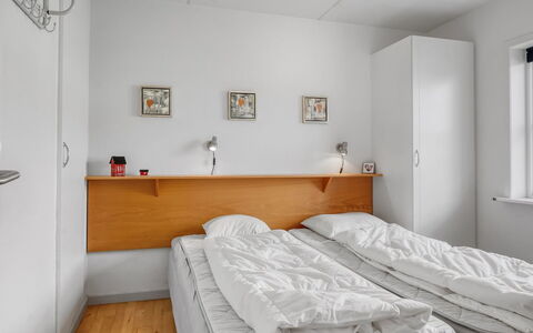 Enwald - 100M from the Sea: Lit, Chambre, Mur, Drap De Lit, Design Intérieur, Literie, Sol, Sol, Meubles, Plafond