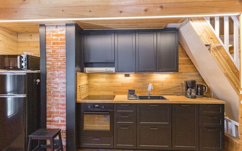 Veramukka B1: Bois, Cuisine, Sol, Design Intérieur, Sol, Meubles, Comptoir, Appareil De Cuisine, Cabinetry, Pièce