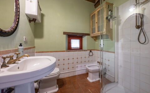 Villa Santa Barbara: Design Intérieur, Luminaire Plomberie, Salle De Bains, Lavabo, Sol, Plafond, Évier, Sol, Robinet, Plomberie