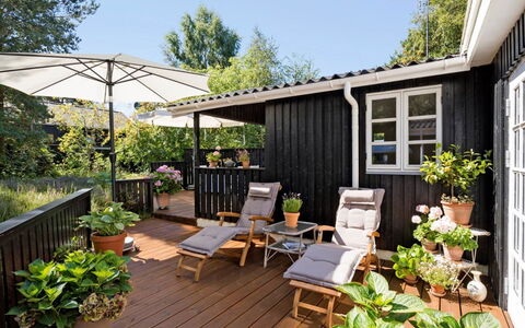 Ami - 850M from the Sea: Bois, Pot De Fleur, Meubles, Arbuste, Jardin, Chaise, Domicile, Plante D'Appartement, Porte