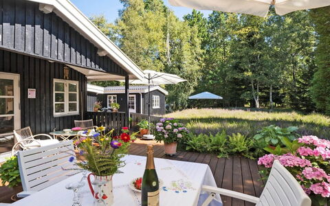 Ami - 850M from the Sea: Maison, Domicile, Toit, Chalet, Arbuste, Zone Résidentielle, Jardin, Porche, Lot Terre