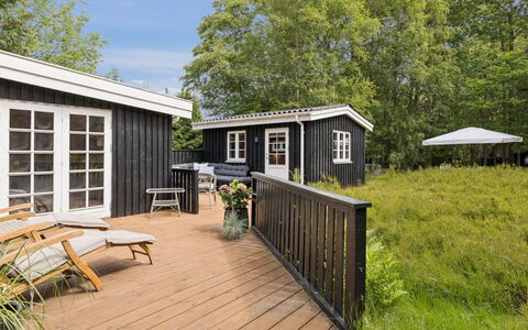 Ami - 850M from the Sea: Bois, Domicile, Chalet, Jardin, Porche, Dur, Plate-Forme, Arrière-Cour, Ombre, Cour