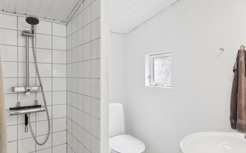 Ami - 850M from the Sea: Mur, Bois, Luminaire Plomberie, Sol, Sol, Salle De Bains, Plomberie, Toilette, Composite, Plafond