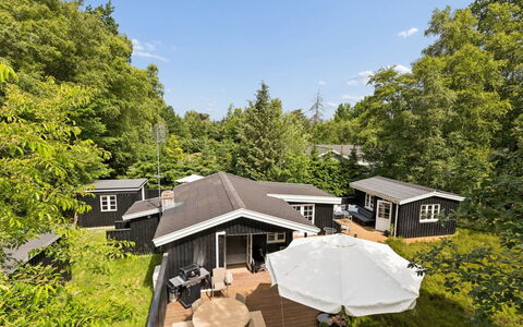 Ami - 850M from the Sea: Domicile, Maison, Toit, Zone Résidentielle, Chalet, Biens, Siding, Jardin, Aménagement Paysager, Cour