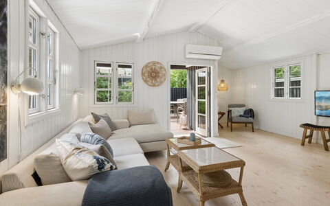 Ami - 850M from the Sea: Bois, Canapé, Domicile, Salon, Sol, Design Intérieur, Sol, Plafond, Porte