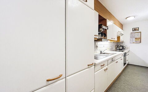Wiesenhof: Cuisine, Appareil De Cuisine, Sol, Principaux Appliance, Bois, Cabinetry, Comptoir, Design Intérieur, Sol, Plafond