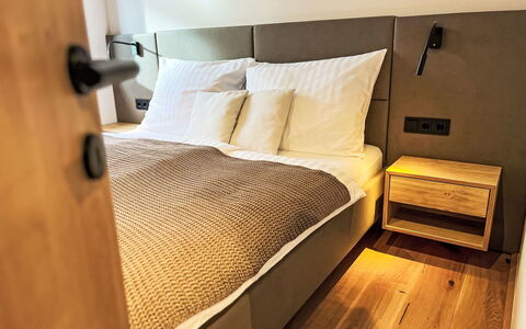 Apartment Places2Be: Lit, Design Intérieur, Sol, Chambre, Meubles, Sol, Bois, Literie, Drap De Lit, Linge