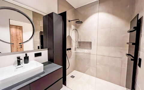 Apartment Places2Be: Sol, Design Intérieur, Sol, Salle De Bains, Luminaire Plomberie, Miroir, Armoire De Toilette, Plomberie, Plafond, Tuile