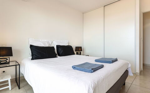 Diana: Lit, Meubles, Chambre, Design Intérieur, Pièce, Sol, Drap De Lit, Literie, Sol, Plafond