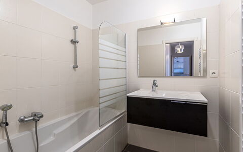 Diana: Salle De Bains, Luminaire Plomberie, Sol, Design Intérieur, Sol, Baignoire, Robinet, Évier, Plomberie, Miroir