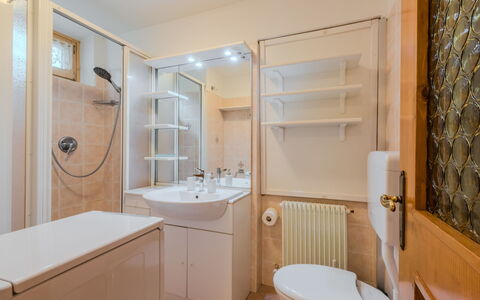 Casa Roby: Salle De Bains, Lavabo, Luminaire Plomberie, Design Intérieur, Sol, Sol, Évier, Robinet, Armoire De Toilette, Plomberie