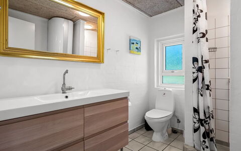 Fria - 200M from the Sea: Sol, Luminaire Plomberie, Sol, Design Intérieur, Lavabo, Salle De Bains, Évier, Bois, Armoire De Toilette, Toilette