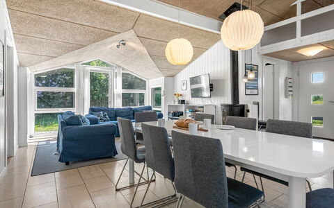 Fria - 200M from the Sea: Design Intérieur, Plafond, Bois, Meubles, Sol, Sol, Canapé, Salon, Domicile, Luminaire
